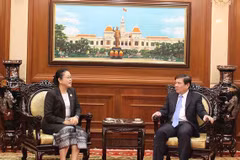 Le président du Comité populaire de HCM-Ville reçoit le nouveau consul du Laos