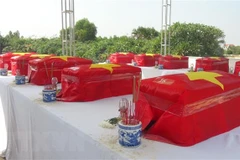 Inhumation des restes de 99 soldats volontaires vietnamiens tombés au Cambodge et à An Giang