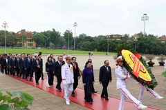 Les députes de l’AN rendent hommage au Président Ho Chi Minh