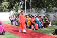 Promotion de l’ao dai du Vietnam auprès des amis aséaniens et indiens