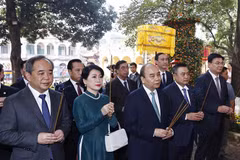 Le président Nguyen Xuan Phuc et des Vietnamiens à l'étranger offrent de l'encens aux ancêtres 