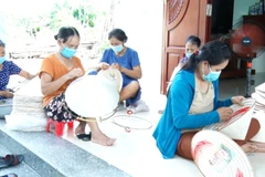 Le chapeau conique de Tho Lôc mis à l’honneur dans un village artisanal traditionnel
