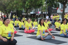 Un millier de personnes à une rencontre collective de yoga à Hô Chi Minh-Ville