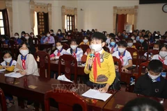 Des députés de l'Assemblée nationale de Quang Tri échangent avec des enfants