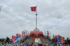 Cérémonie du lever du drapeau de la réunification nationale sur Hiên Luong, à Quang Tri