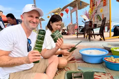 Des étrangers enthousiastes de profiter de l’ambiance festive du Têt traditionnel au Vietnam