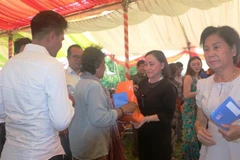 Binh Duong aux côtés des personnes pauvres à Kandal (Cambodge)
