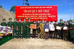 Thua Thien-Hue offre des cadeaux aux forces armées, aux résidents frontaliers du Laos