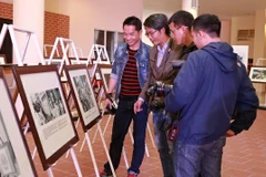 Exposition de photos et de documents sur la promotion des droits de l’homme au Vietnam