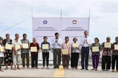 Remise de cadeaux aux habitants le long de la zone frontalière Vietnam - Cambodge