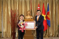 L'ancienne ambassadrice de Singapour au Vietnam à l'honneur