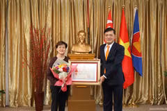 L'ancienne ambassadrice de Singapour au Vietnam à l'honneur