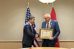 Remise de l'Insigne "Pour la paix et l'amitié entre les nations" à trois amis américains