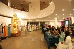Remise des objets et photos liés aux femmes au Musée des femmes du Vietnam 