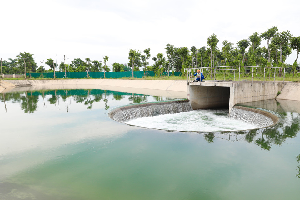 Après un processus rigoureux de décantation, de filtration et de désinfection, l'eau traitée sera rejetée dans la rivière Tô Lich, en conformité avec les normes en vigueur. Photo: VNA