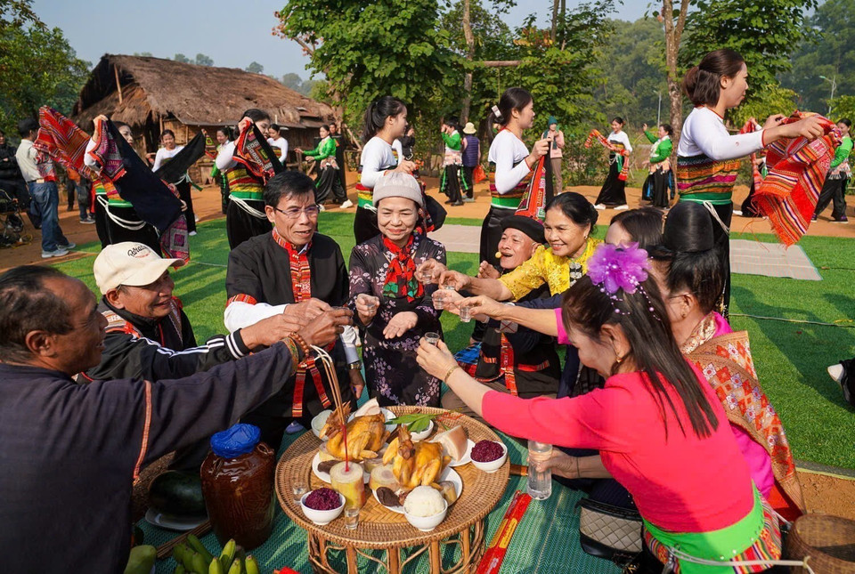 Le banquet qui suit la fête est un moment de partage et de convivialité où les convives dégustent avec délectation des plats à base de riz nouveau, de porc et arrosent le tout du délicieux vin "cần". Photo: VNA