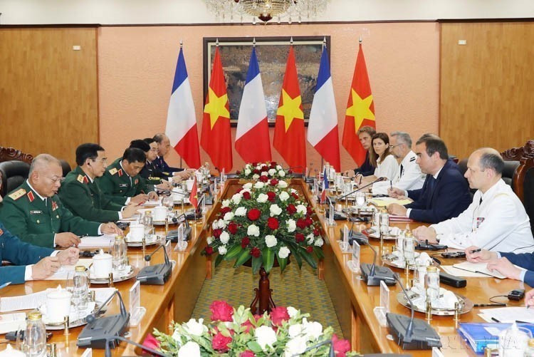 Le général Phan Van Giang, ministre de la Défense, s'entretient avec le ministre français des Armées, Sébastien Lecornu, en visite officielle au Vietnam, le 5 mai 2024. Photo : VNA