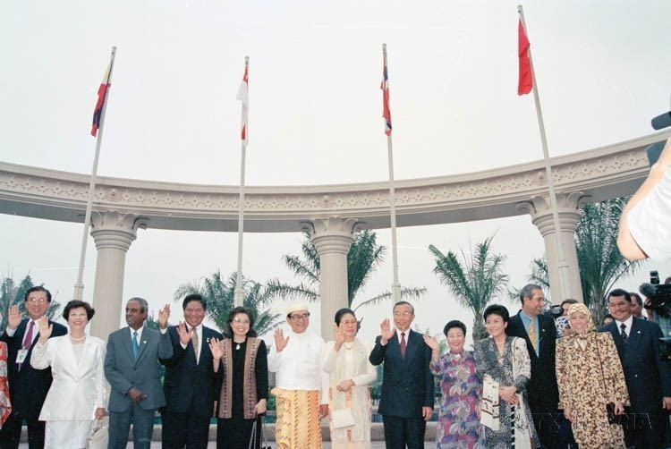 Les ministres des Affaires étrangères de l’ASEAN et leurs épouses saluent l’adhésion officielle du Laos et du Myanmar, en 1997 en Malaisie. Photo: VNA