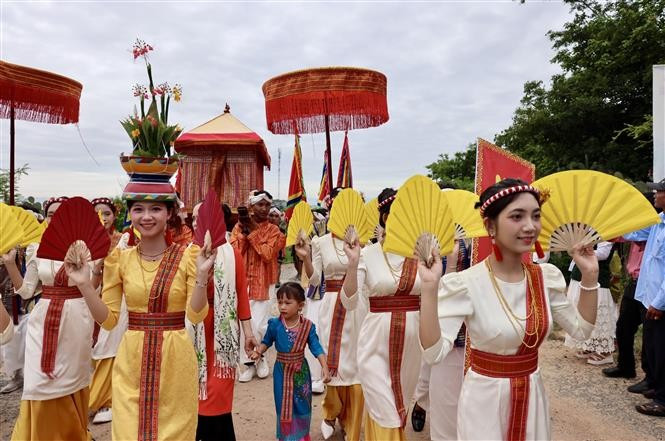 La danse de l'éventail des jeunes filles Cham lors de la fête. Photo: VNA