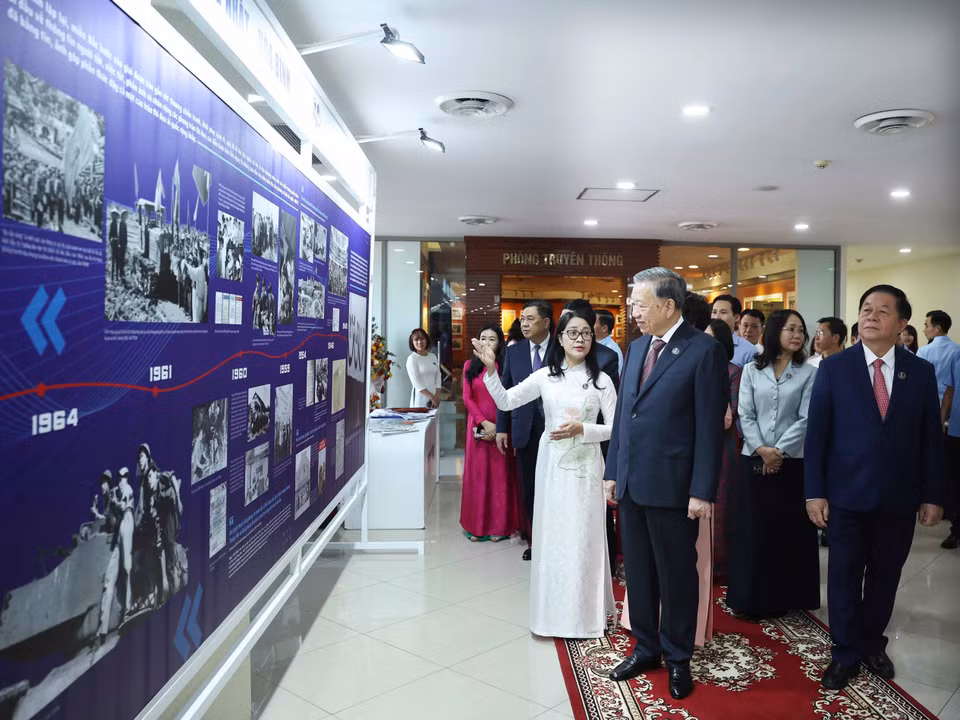 Le secrétaire général To Lam visite la salle traditionnelle de l’Agence vietnamienne d’information (VNA). Photo : VNA