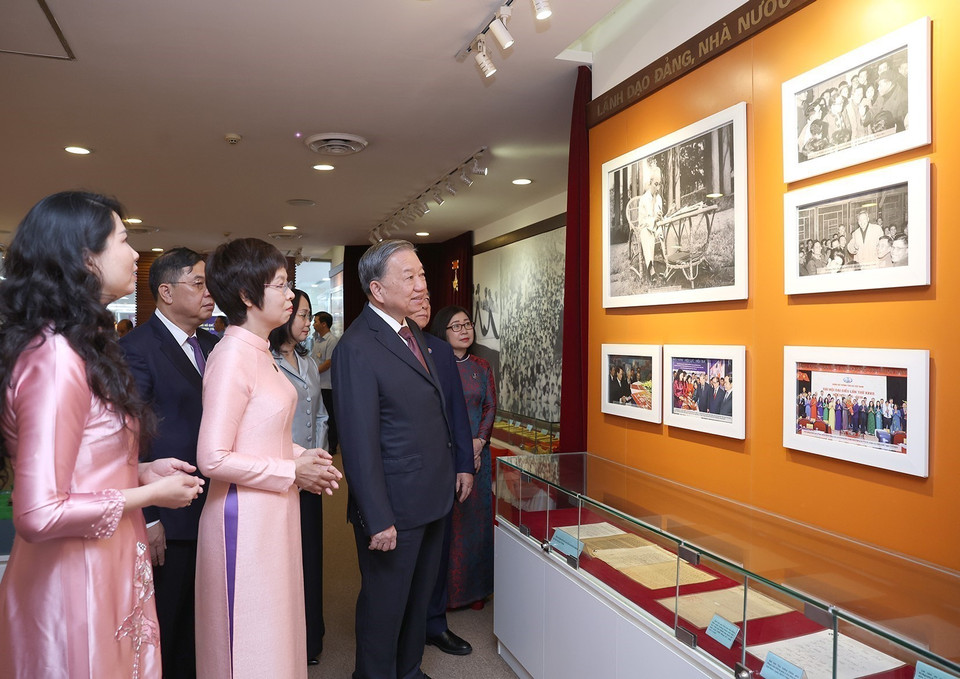 Le secrétaire général To Lam visite la salle traditionnelle de l’Agence vietnamienne d’information (VNA). Photo : VNA