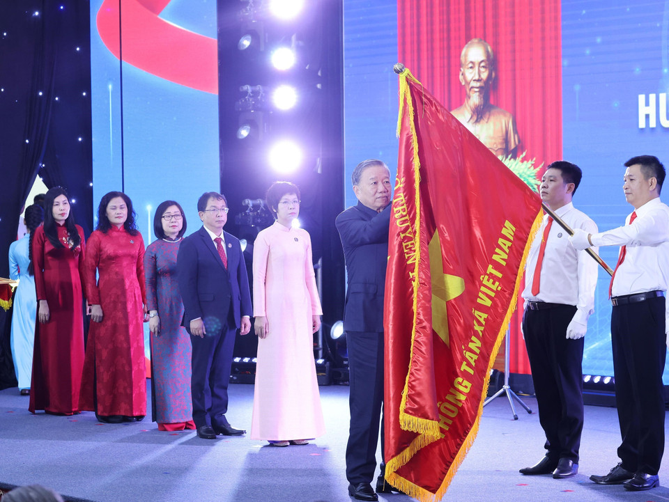La VNA reçoit l’Ordre de Hô Chi Minh. Photo : VNA
