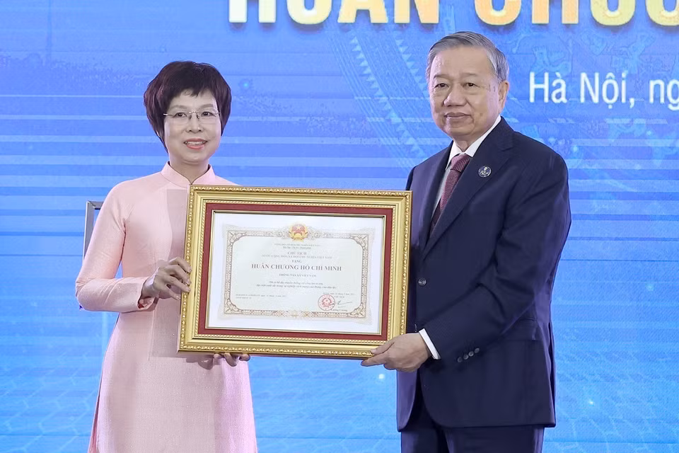 Le secrétaire général du Parti, To Lam, remet l’Ordre de Hô Chi Minh à l’Agence vietnamienne d’information (VNA). Photo : VNA
