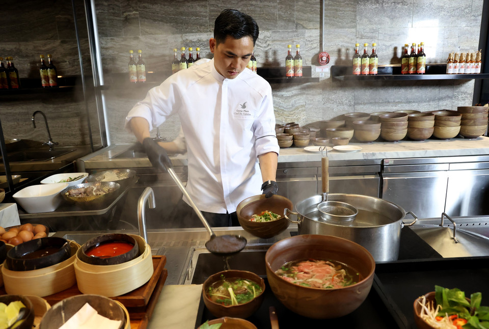 Le restaurant propose une édition spéciale de phở, baptisée "Phở Chọc Trời" (nouilles du gratte-ciel), en référence à son emplacement exceptionnel. Cette création culinaire audacieuse revisite les classiques du phở, en utilisant des ingrédients de qualité supérieure et en y ajoutant une touche de modernité. Photo: VNA