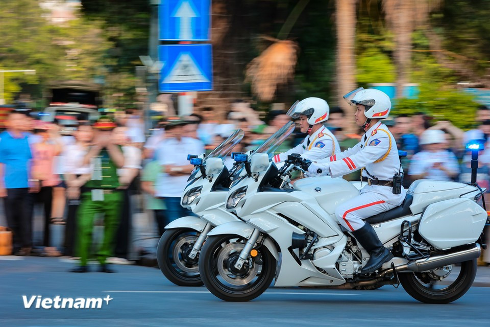 Le spectacle se poursuit avec des motos se déplaçant en éventail à l’intérieur d’un cercle. Photo : VNA