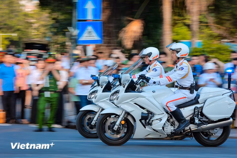 Le spectacle se poursuit avec des motos se déplaçant en éventail à l’intérieur d’un cercle. Photo : VNA