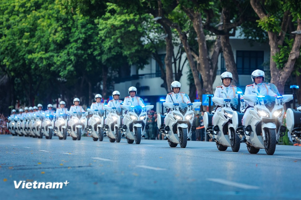 Chaque motocycliste d’escorte doit être en excellente condition physique, faire preuve d’un jugement sûr, d’une capacité de décision rapide et d’une préparation au combat. Photo : VNA