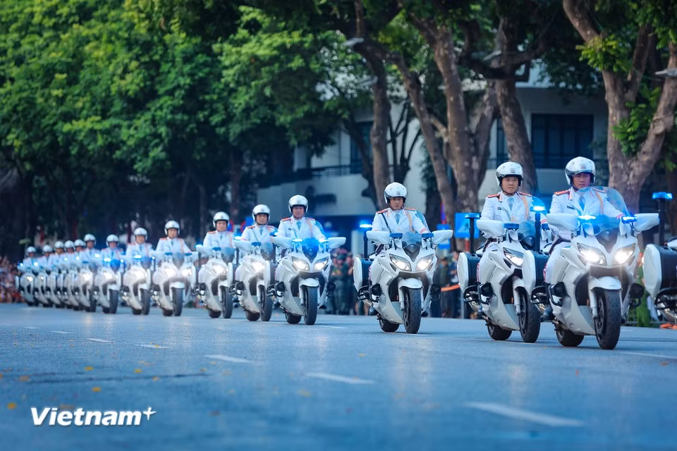Chaque motocycliste d’escorte doit être en excellente condition physique, faire preuve d’un jugement sûr, d’une capacité de décision rapide et d’une préparation au combat. Photo : VNA