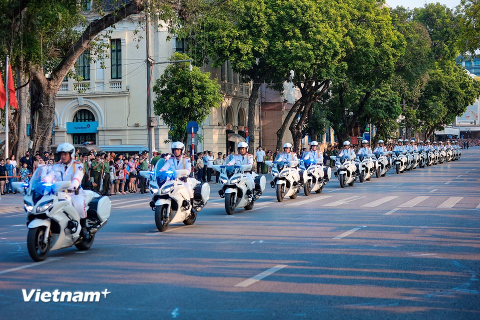 Les policiers démontrent leur parfaite maîtrise du pilotage à moto en évoluant en file indienne. Photo : VNA