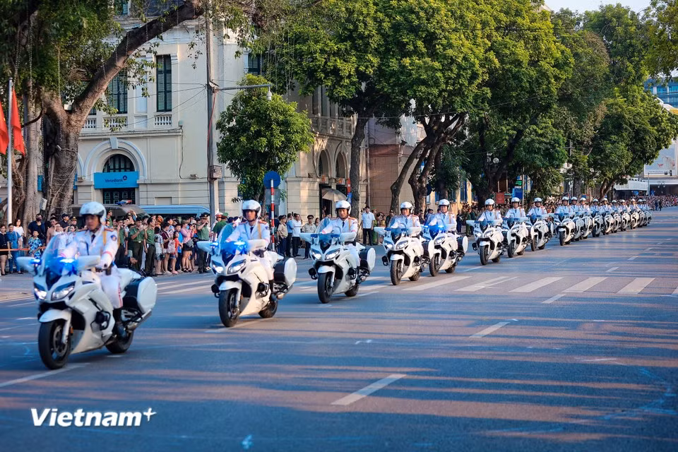 Les policiers démontrent leur parfaite maîtrise du pilotage à moto en évoluant en file indienne. Photo : VNA