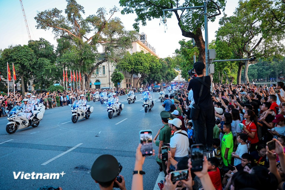 L’un des spectacles les plus impressionnants, qui attire des dizaines de milliers de spectateurs, est l’escorte à moto. Photo : VNA