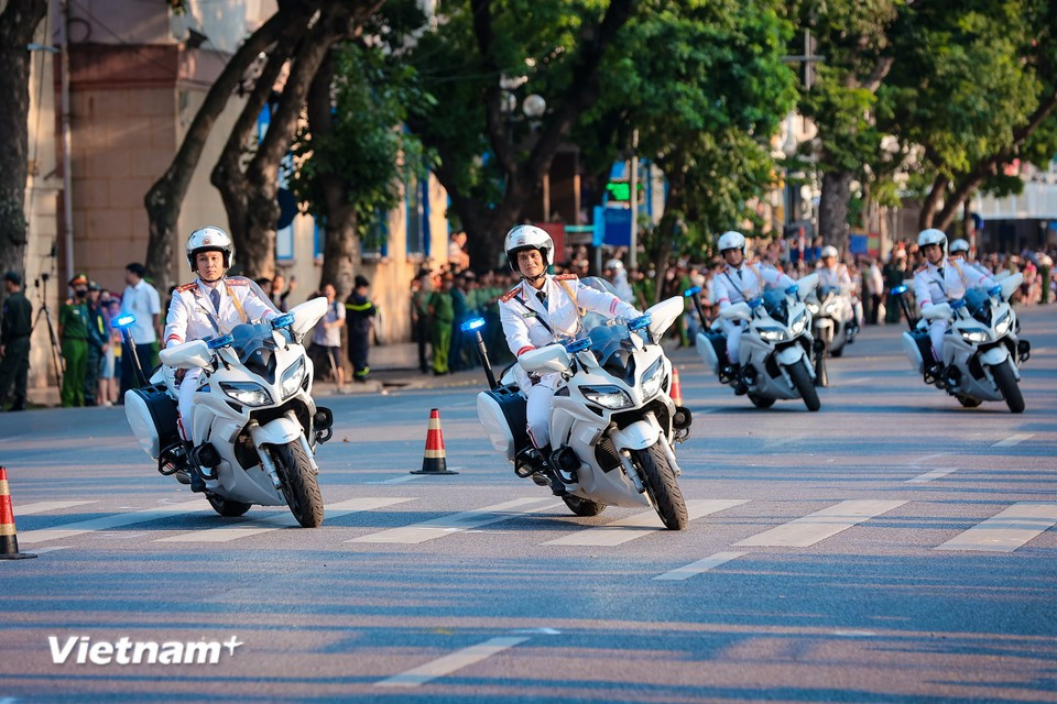 Les motos slaloment entre les cônes avec une précision remarquable. Photo : VNA
