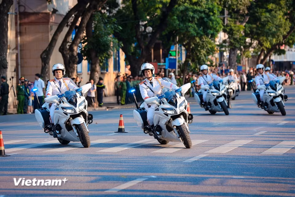 Les motos slaloment entre les cônes avec une précision remarquable. Photo : VNA