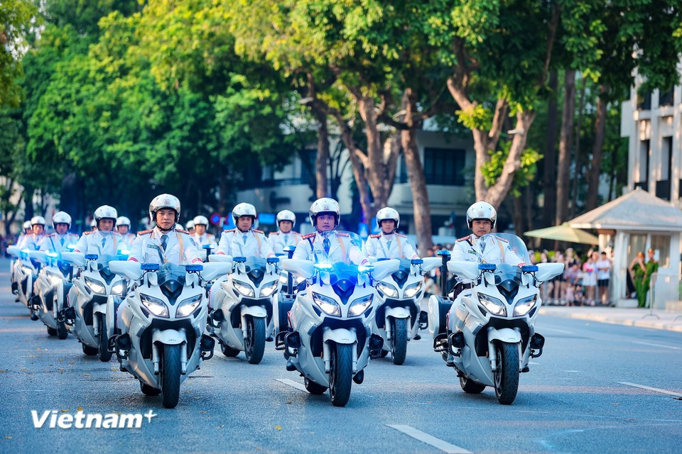 La formation adopte ensuite une disposition en trois colonnes. Photo : VNA
