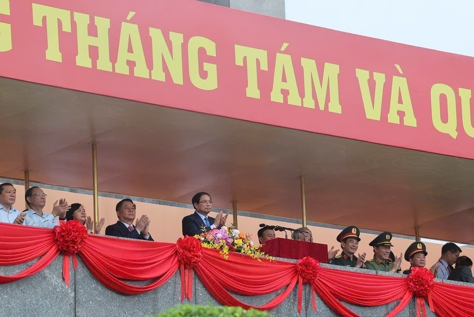 Le Premier ministre Pham Minh Chinh et d'autres dirigeants du Parti et de l’État prennent place à la tribune pendant la répétition générale. Photo : VNA