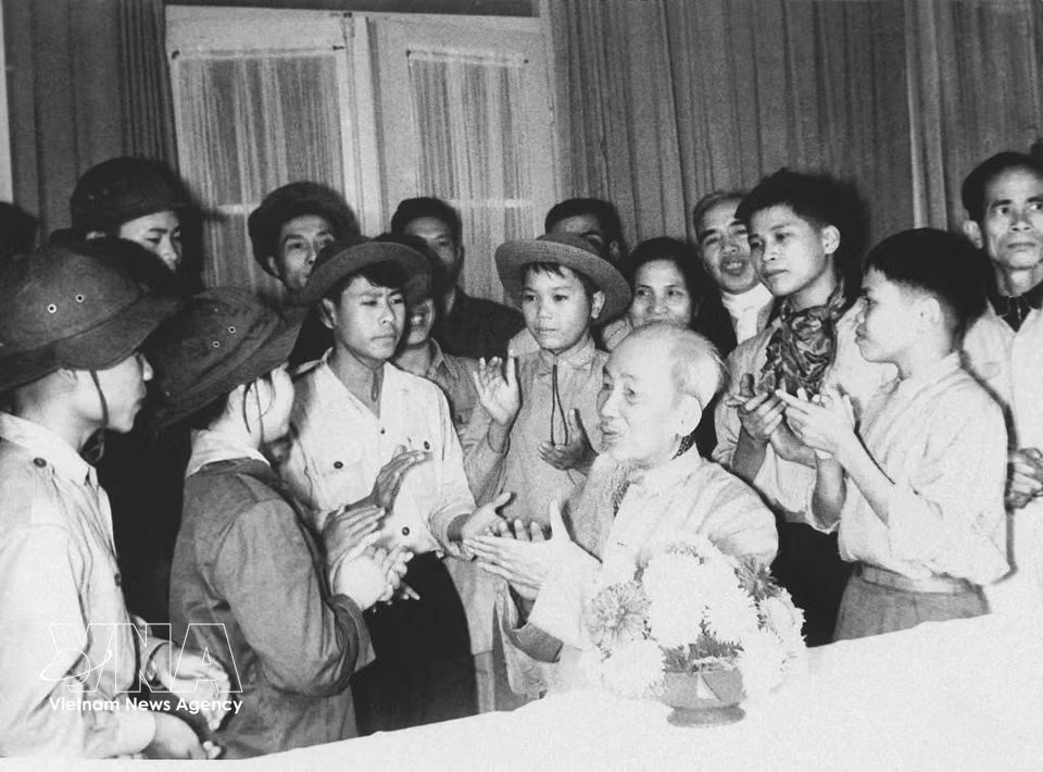 Le Président Hô Chi Minh et des jeunes enfants combattants d'élite du Sud en visite dans le Nord, le 13 février 1969. Photo : Archives/VNA