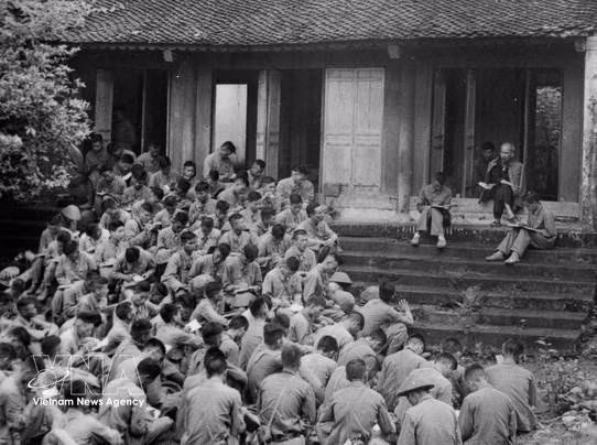 Le 19 septembre 1954, dans la cour du temple Gieng au sein du site historique des Rois Hung dans le district de Lam Thao, province de Phu Tho, le Président Hô Chi Minh donne ses recommandations aux soldats de la Division d'avant-garde avant leur entrée pour la libération de la capitale. "Les Rois Hung ont eu le mérite de bâtir le pays, c’est à nous de le défendre". Photo : VNA
