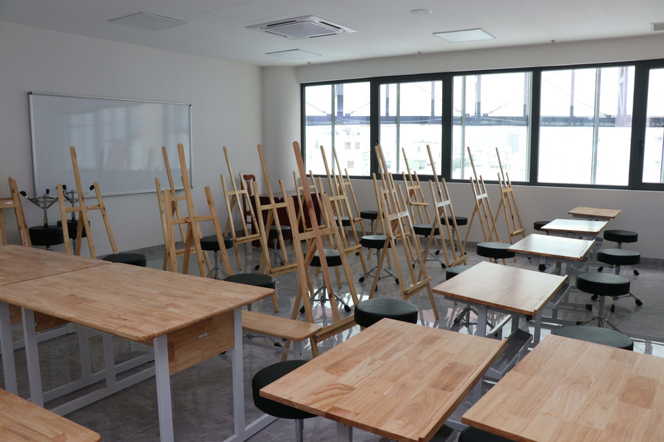 Le complexe dispose de nombreuses salles de classe prêtes à accueillir des cours très diversifiés, incluant la musique moderne et les instruments traditionnels, l'anglais, la peinture, l'informatique et les échecs. Photo: VNA