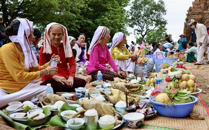 C'est dans le but de consacrer les dieux et les ancêtres que les Cham présentent leurs offrandes à la tour, sollicitant ainsi une récolte fructueuse et la prospérité de leurs foyers. Photo: VNA