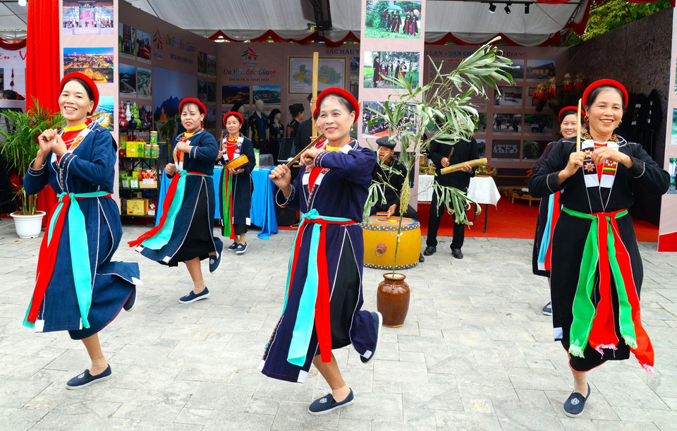 La danse Tac Sinh des San Chi Son Dông à Bac Ninh. Photo : VNA