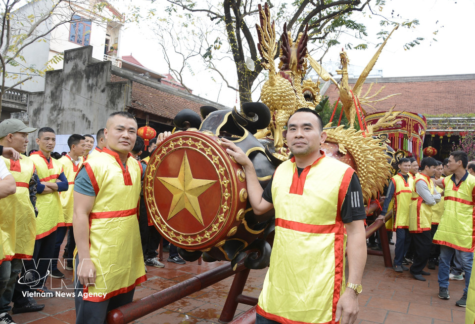 La fête de procession des pétards, déjà reconnu patrimoine culturel immatériel national, est associé à la légende du général Thien Cuong qui vint recruter une armée dans le village de Dông Ky pour aider un des rois Hung à refouler des envahisseurs. Photo: VNA