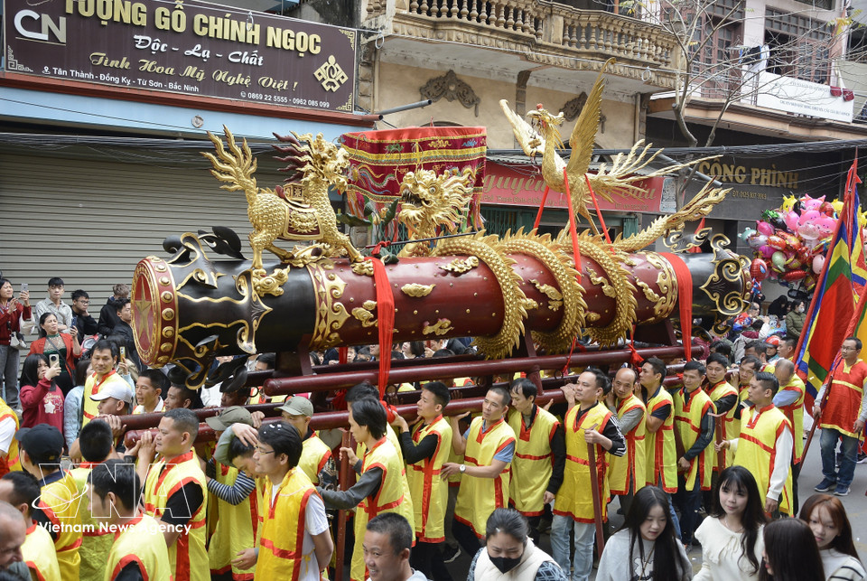 Le cortège a rassemblé plus d'un millier de personnes, parmi lesquelles des troupes de danse du lion, des orchestres de toutes tailles.. Photo: VNA