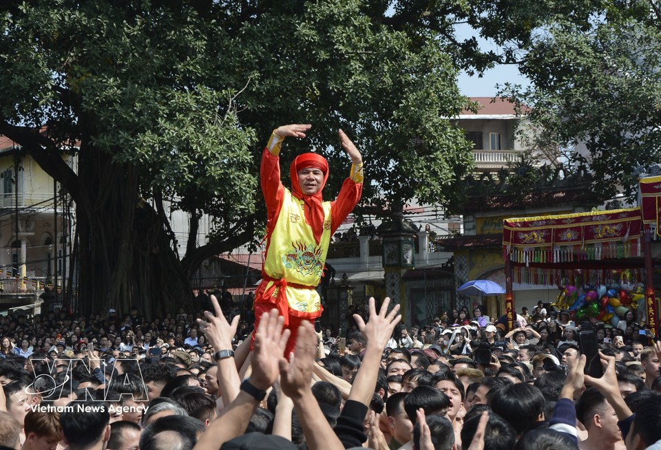 Une particularité du festival de la procession de pétards de Dong Ky est le rituel du « Do Ong Dam ». Quatre personnes choisies parmi les quatre lignées familiales du village sont portés par les mains de centaines de jeunes gens robustes autour de la cour de la maison communale dans les cris d’enthousiasme de milliers de personnes. Ce rituel s'inpire de la sélection des soldats d'avant-garde par le général Thien Cuong. Photo: VNA