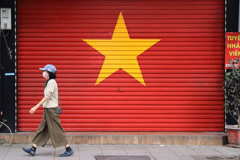 Décoration de la porte d'un magasin à Hanoï inspirée du drapeau national. Photo: VNA