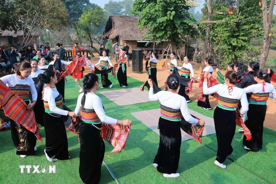 Après les rites ancestraux, les femmes Thai entament une gracieuse danse "xoe", un ballet coloré qui célèbre la vie et la communauté. Photo: VNA