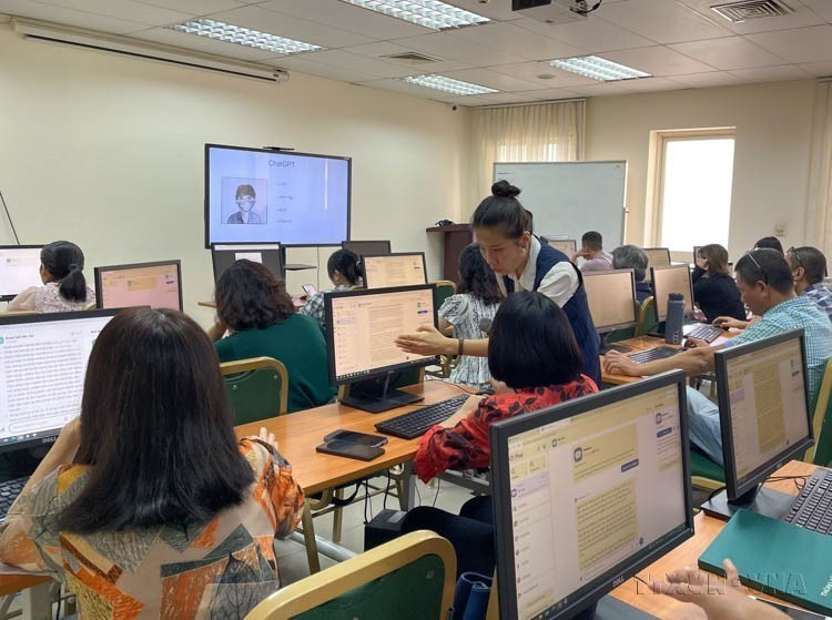 La journaliste Nguyên Thi Uyên, du journal Nhân Dân (Peuple), présente des outils d'intelligence artificielle utilisés pour produire des contenus informatifs. Photo : VNA
